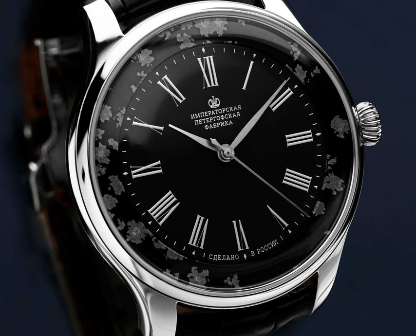 Ключевая особенность часов ИПФ − открытое корпусное кольцо, изготовленное из натурального камня