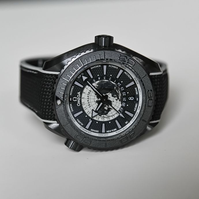 Omega предлагает на выбор два варианта Seamaster Planet Ocean Worldtimer: Turquoise Edition и Grey Edition