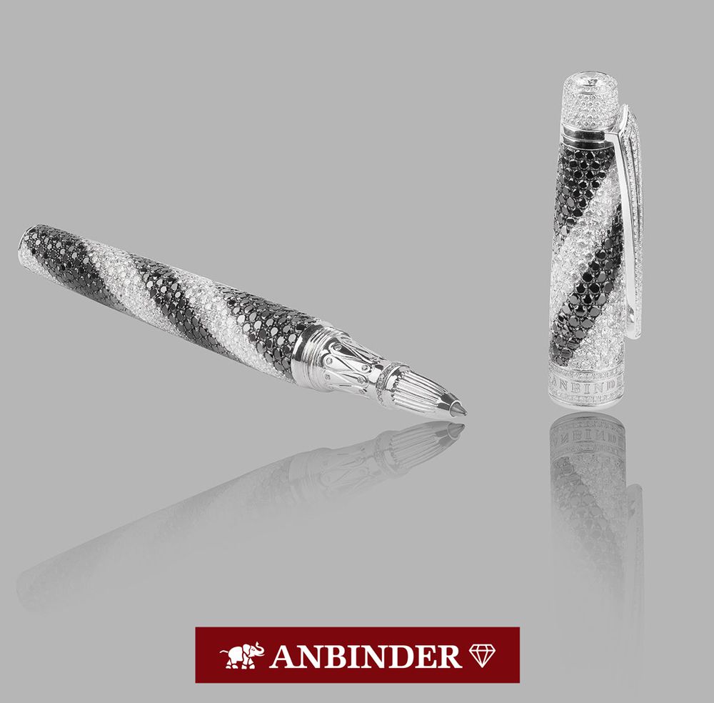 Поверхность ручки ANBINDER вымощена белыми и черными бриллиантами весом 41,63 карата