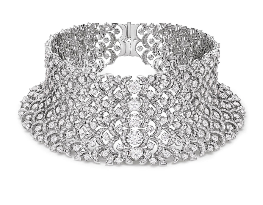 Украшения капсульной линии Bvlgari Eclettica, где бриллиантовые композиции мягко повторяют контуры тела