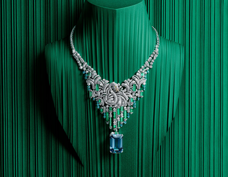 Колье Mochelys с съемной брошью черепахой, колье Koaga с интерпретацией зебры и колье Celestun с изображением фламинго в центре