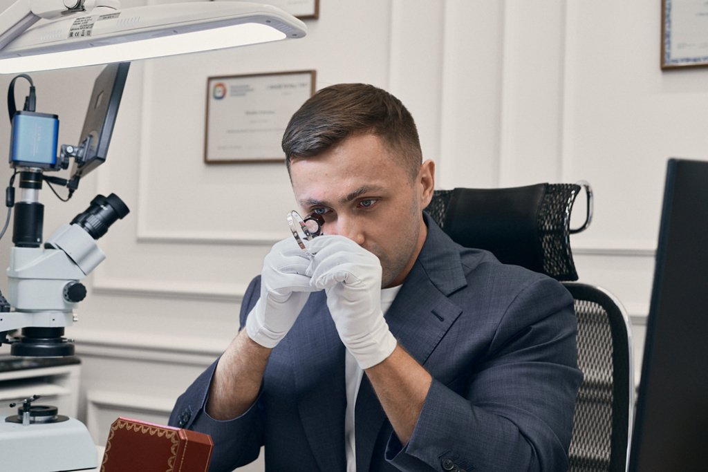 Прежде чем предпринимать какие-то действия, изделие внимательно изучается экспертом-геммологом