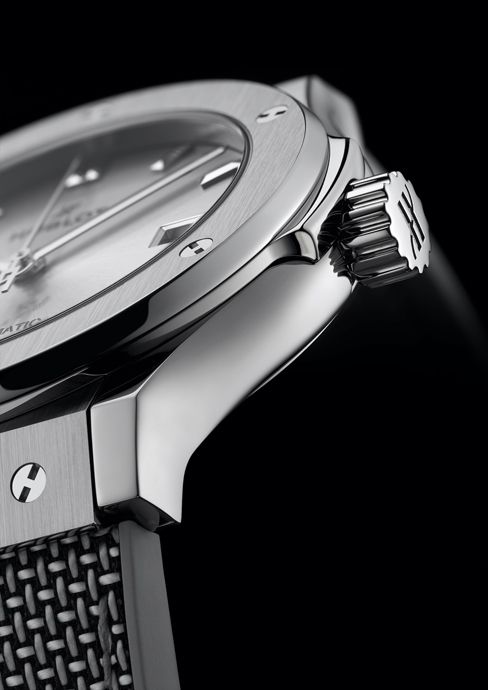 В новых Classic Fusion Essential Grey компания Hublot гармонично соединила минималистичный дизайн и единый серый цвет