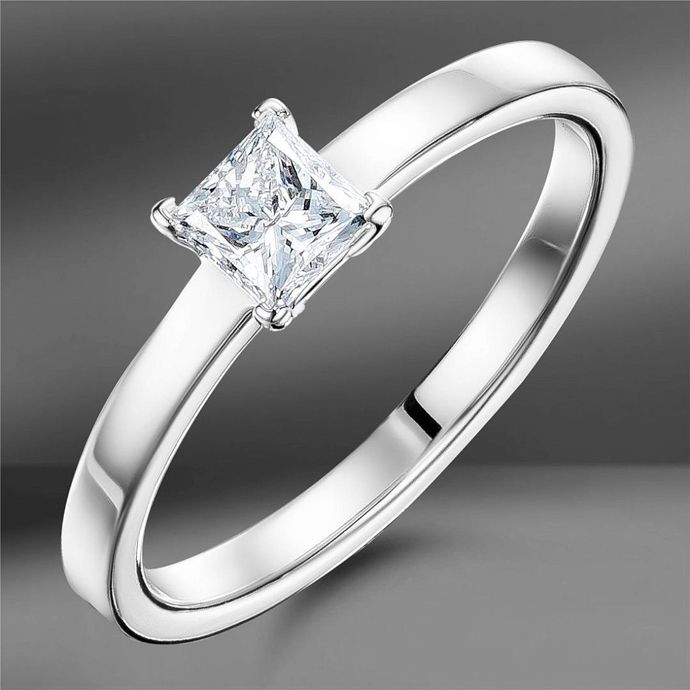 Золотое кольцо с бриллиантом огранки «принцесса»