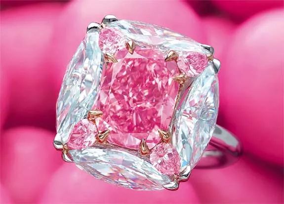 Кольцо с внутренне безупречным розовым бриллиантом Bubble Gum весом 3,44 карата, проданный в 2019 году на аукционе Christie’s за 7,5 млн. долларов США
