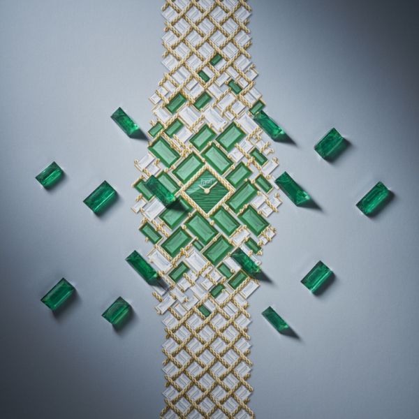 Часы-манжета с мозаикой из изумрудов и бриллиантов