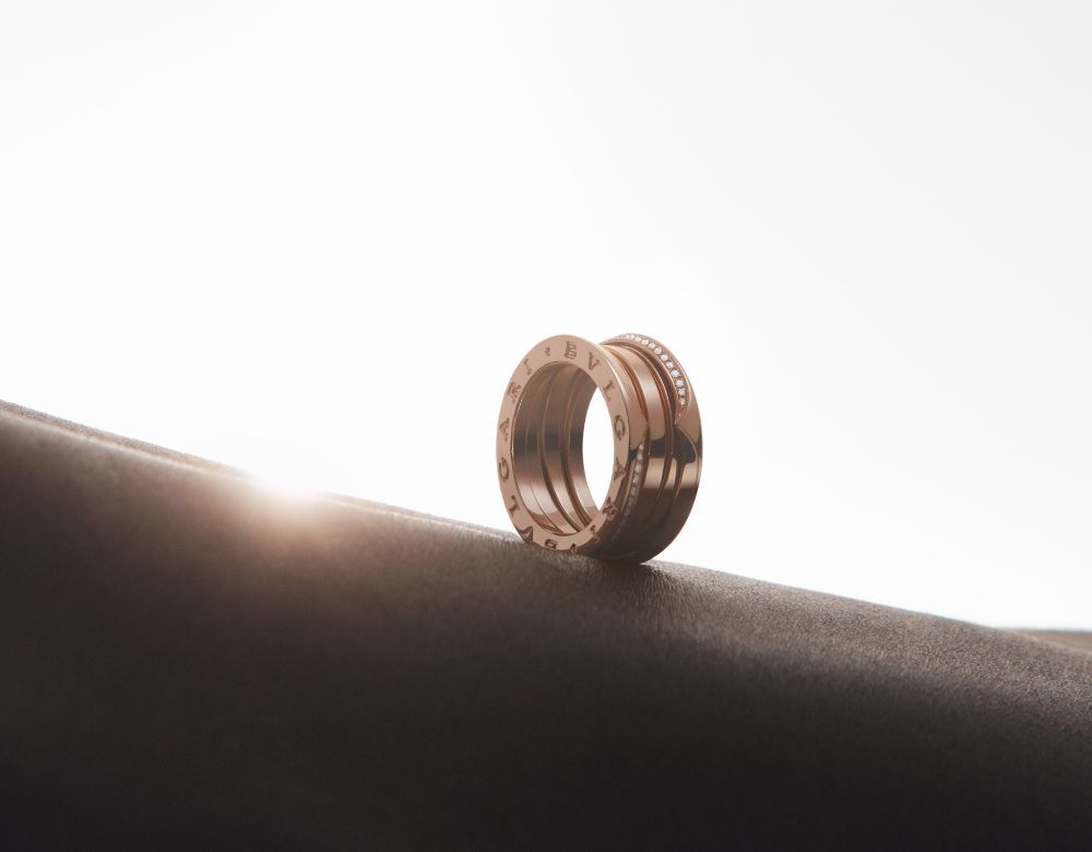 Дизайн кольца универсален: аксессуар подходит как женщинам, так и мужчинам