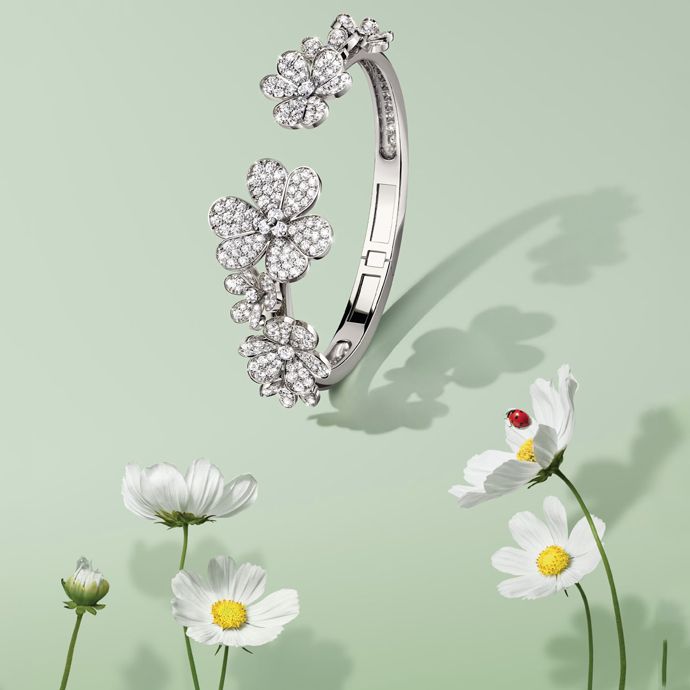 Драгоценные цветы Frivole воплотились в браслет, кольцо, и комплект из серег, подвески и кольца Between the Finger