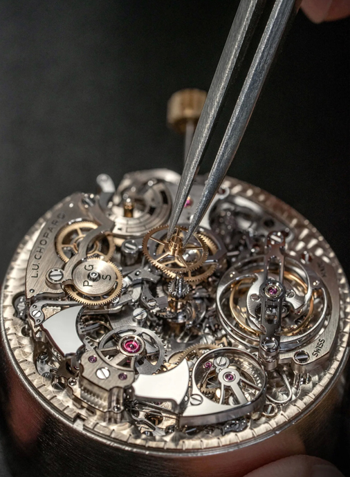 Часы L.U.C Grand Strike оснащены калибром L.U.C 08.03-L, соответствующим требованиями Poinçon de Genève и сертифицированным COSC