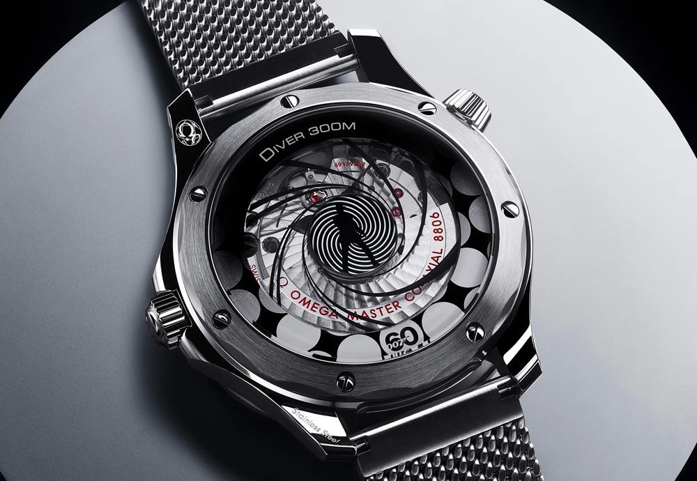 Задняя крышка двух версий новых часов Seamaster Diver 300m 60th Anniversary Edition выполнена в стиле фильма