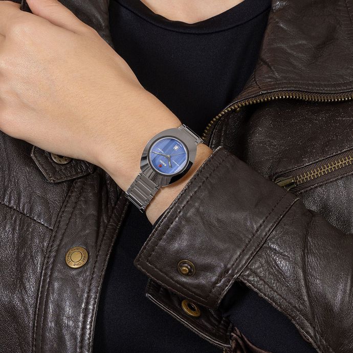 Помимо цвета циферблаты интересны текстурной отделкой, которая меняет оттенки под разными углами света