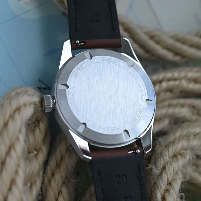 Калибр часов Longines Spirit Pilot, сертификацированный COSC, скрыт под завинчивающейся задней крышкой