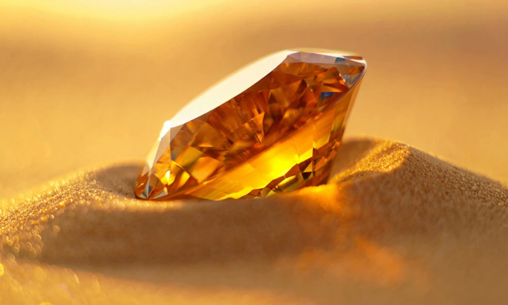 В концепции Desert Diamonds компания De Beers сделала акцент на теплых оттенках бриллиантов: champagne («шампань»), honey («мед»), whiskey («виски»), sunset («закат») и ochre («охра»)