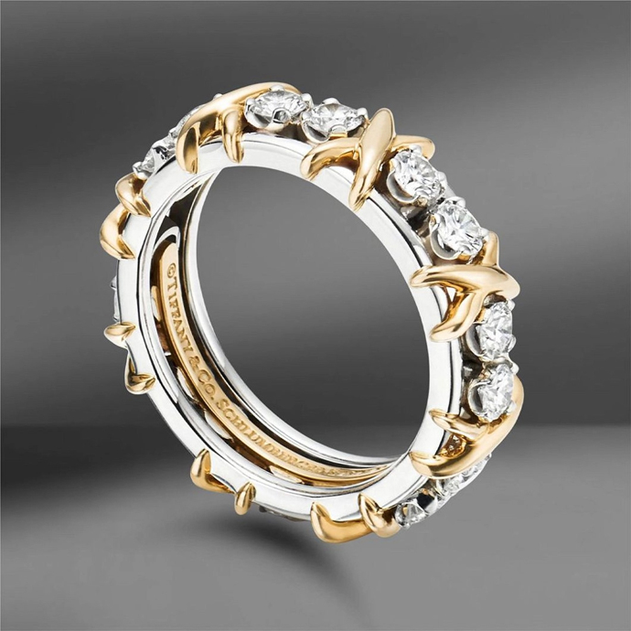 Золотой браслет Cartier Love с бриллиантами стоимостью 1 042 200 рублей; золотое кольцо Bvlgari Flower с сапфирами и бриллиантами стоимостью 1 300 075 рублей; Кольцо Tiffany & Co. Schlumberger Sixteen Stone из золота и платины с бриллиантами стоимостью 1 326 600 рублей