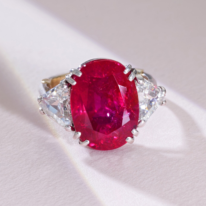 Лидеры аукциона Sotheby’s High Jewelry в Женеве: ярко-голубой бриллиант, серьги с ярко-жёлтыми бриллиантами и кольцо с рубином