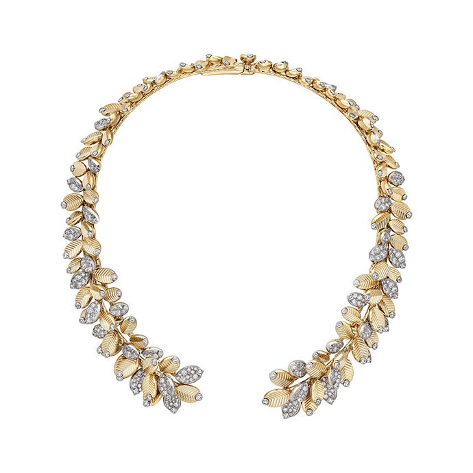 Мотив Grain de Café дополнен зернами с верхней частью из платины, полностью вымощенной бриллиантами