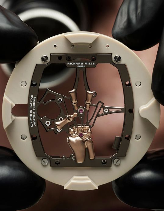 Центральный элемент дизайна часов − скелетообразная рука в виде символа рок-музыки