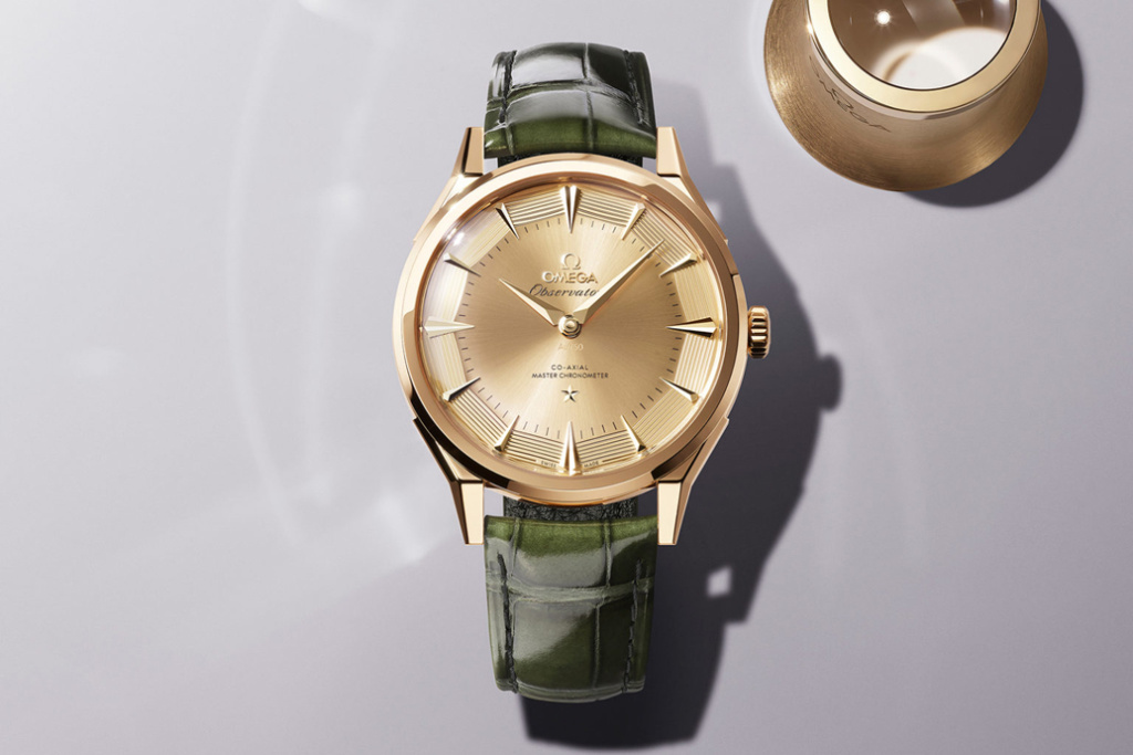 Ушки «dog-leg» и циферблат «pie-pan» вернулись в современном исполнении в линейке Constellation Observatory, а для золотых моделей доступен браслет с характерным «кирпичным» рисунком