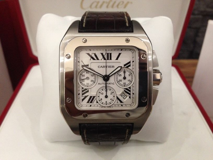 Часы линии Santos 100 с корпусом из стали с черным PVD-покрытием, из стали с золотым безелем и хронографы из титана и стали