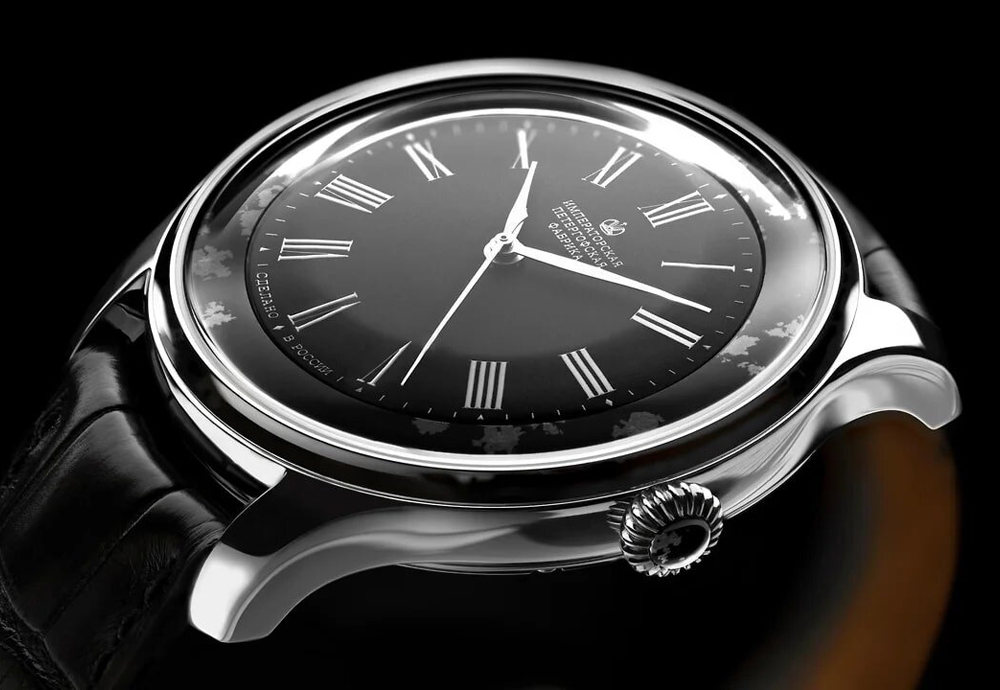 Ключевая особенность часов ИПФ − открытое корпусное кольцо, изготовленное из натурального камня